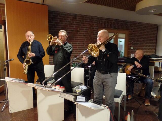 Die Bläser der Feetwarmers stehen in der ersten Reihe (v.l.n.r. Werner Philipp. Anton Jillich und Fritz Resech).