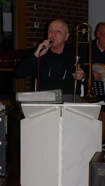 Fritz Resech ist Sänger und Posaunist bei der Feetwarmers Jazzband.