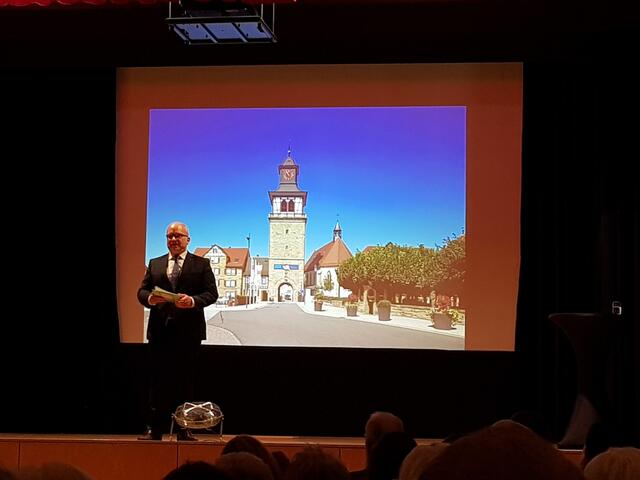 Bürgermeister Norbert Heuser bei der Begrüßung.