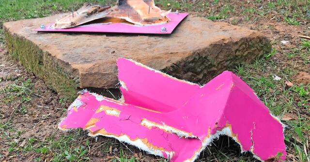 Traurige Überreste einer Symbolfigur: Der Karl am Ortseingang von Flein wurde vor einer Woche in die Luft gesprengt. Für die Polizei ist das eine neue Dimension der Sachbeschädigung. Foto: Archiv/Hoffmann | Foto: Archiv/Adrian Hoffmann