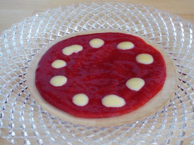 Eierlikörtupfen in das Himbeerpüree setzen.