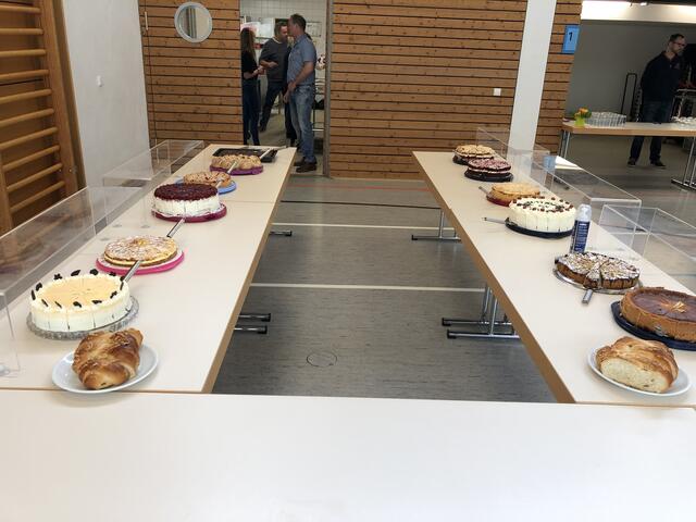 Reichhaltiges Kuchenbuffett