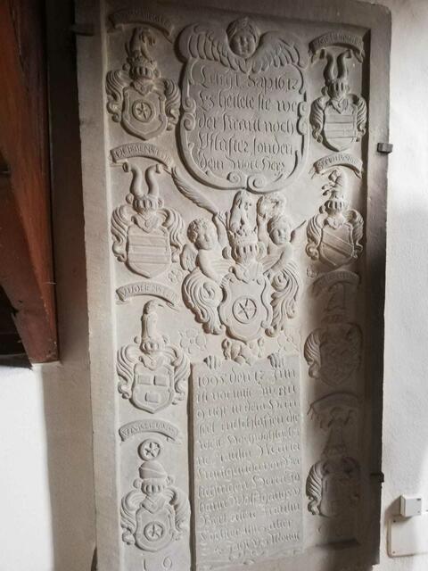Gut erhaltene Sandsteintafel.