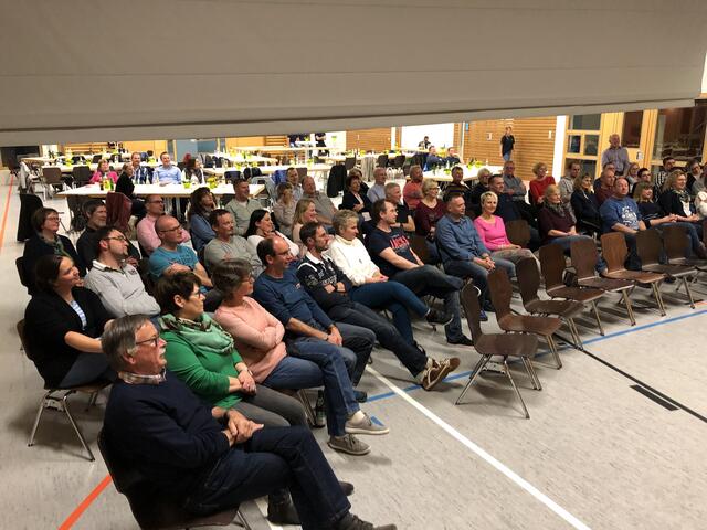 Platz nehmen für das Abendprogramm.