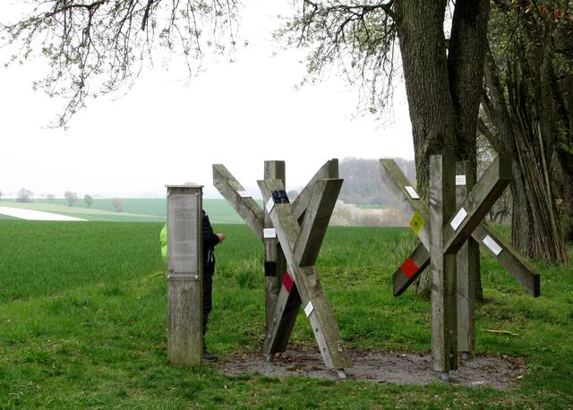 FREIHEIT. Auf jedem der weißen Schilder steht ein Zitat, das sich auf die Freiheit bezieht. Auch das Grundgesetz, Artikel 2, Absatz 2, ist hier zitiert.