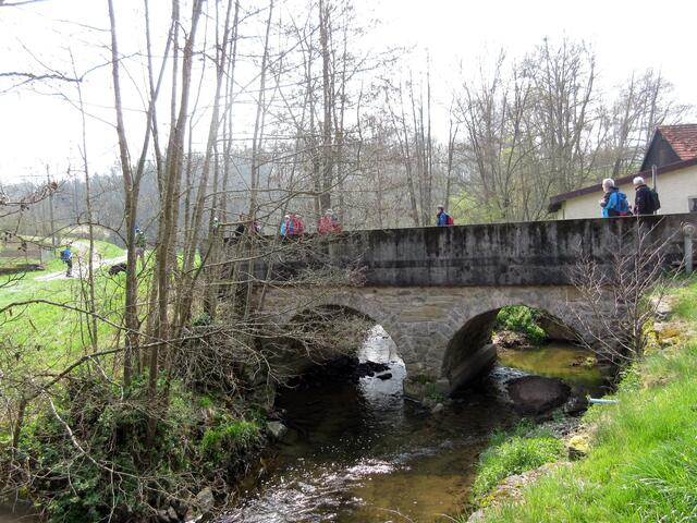 Gleich hinter dieser Brücke war es Zeit für eine Pause. Diese steinernen Bogenbrücken sind typisch für das Buchenbachtal. Sie ermöglichen auch heute noch die abgelegenen Wiesen in Mäanderbögen zu erreichen.