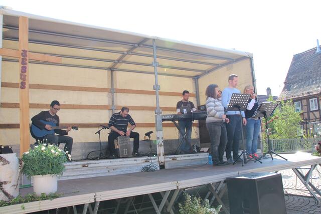 Die LoGo-Band aus Meimsheim begleitete die Lobpreislieder