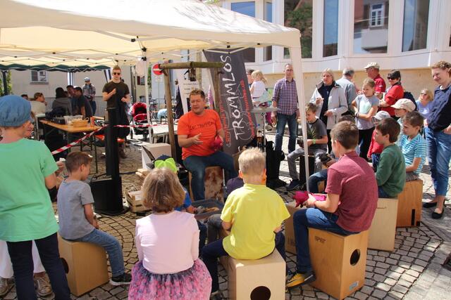 Ulli Baral (Lostrommlos) verstand es, die Kinder fürs Cajon-Trommeln zu begeistern.