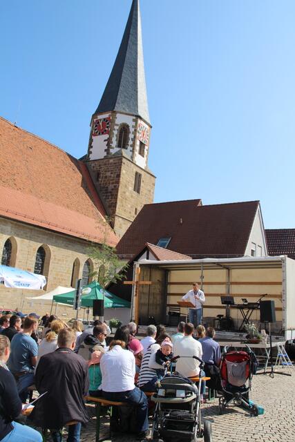 Beim OpenAir-Gottesdienst auf dem Kirchplatz mit Prediger Tobias Kley, der verständlich über seinen Glauben redete.