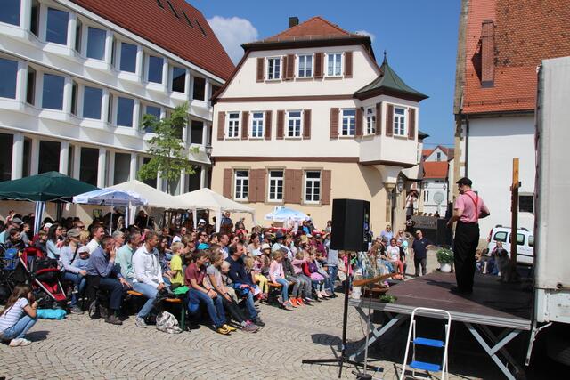 Viele feierten auf dem Kirchplatz beim Familientag der Apis am 1. Mai.