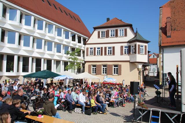 Der Familientag als Open-Air mitten in der Stadt auf dem Kichplatz - neben dem Rathaus und der Kirche erfreute Jung und Alt.