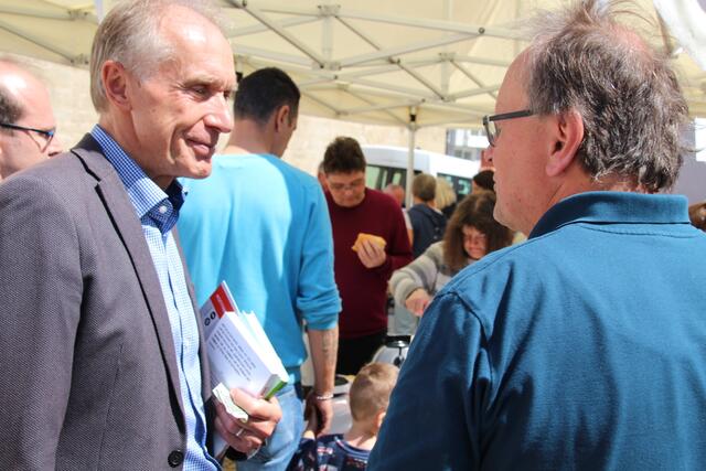 Bürgermeister Rolf Kieser im Gespräch, u.a. lud er ein, sich bei der Stadtaktion "Brackenheim blüht" zu beteiligen...