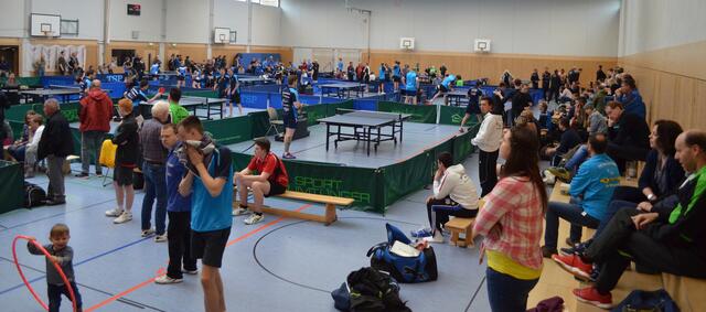 eine volle Sporhalle mit vielen begeisterten TT-Fans