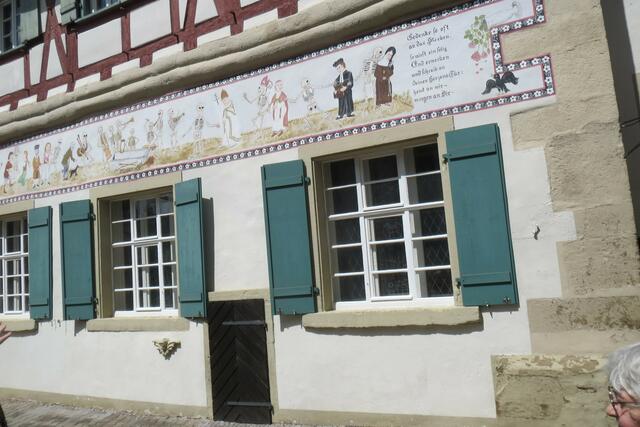 Einige der Teilnehmer am Spaziergang haben in diesem Gebäude ihre Kindergarten Zeit verbracht. | Foto: A.Spörle