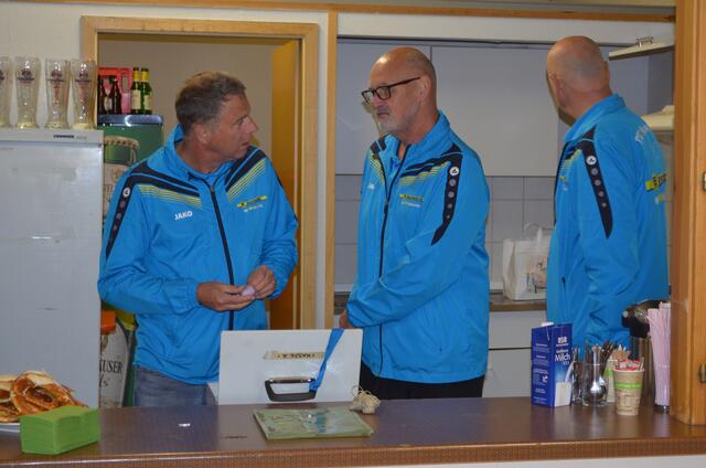 Helfer hinter der Theke