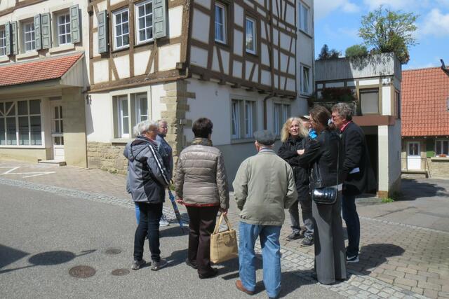 Früher brachten die Frauen ihren Brotlteig hierher zum Backen, heute erinnert sich die Gruppe an die leckeren "Knärzle", die sie als Kinder auf dem Nachhauseweg aufgegessen haben. | Foto: A.Spörle