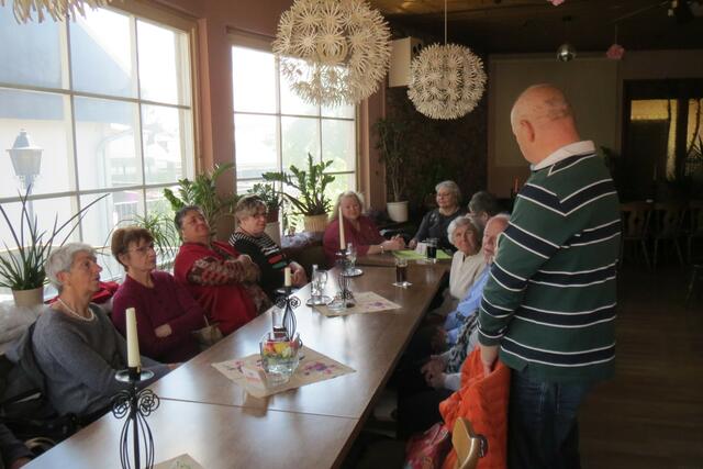 Und zum Abschluss sitzt die Gruppe bei Gerd Geier in der "Milchbar" und wartet auf lecker Kaffee und Kuchen. | Foto: A.Spörle