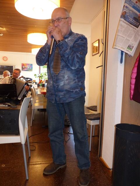 Franz Kraus spielt virtuos auf der Bluesharmonika.