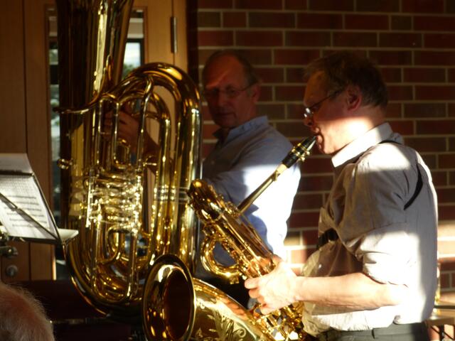 Zuständig für die tiefen Töne ist Detlev Tietz an der Tuba, das Bass-Saxophon spielt Andreas Voigt.