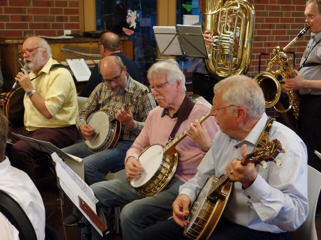 Die Banjogruppe der Dixiefriends mit Dr. Norbert Schmidt, Bernd Rauch, Ernst Knorpp und Hans J. Hepting (v.r.n.l.) Im Hintergrund spielen Otto Friedrich Piano und Andreas Voigt Bass-Saxophon.