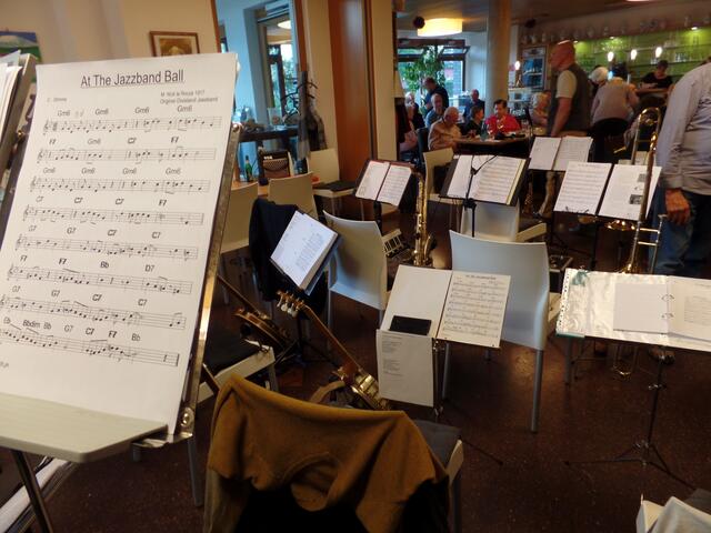 Nach einer Stunde Konzert machen die Musiker eine Pause. Sind sie an der Theke?