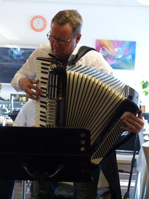 Am Akkordeon improvisiert meisterhaft Bernd Zacharias.