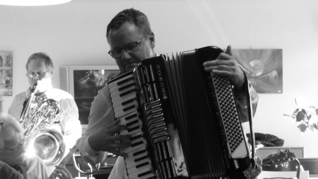 Mit einem swingend gespielten „Guten Abend, gute Nacht“ als Zugabe geht ein schöner Jazzabend stimmungsvoll zu Ende. (Bernd Zacharias, Andreas Voigt, v.r.n.l.)