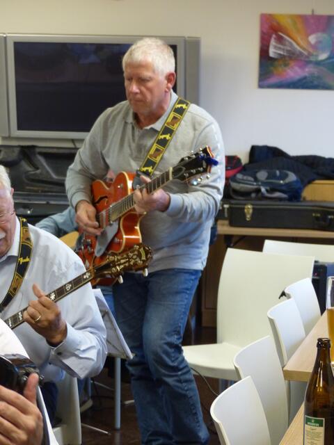 Thomas Eichner spielt stimmungsvoll den Blues mit seiner Gitarre.