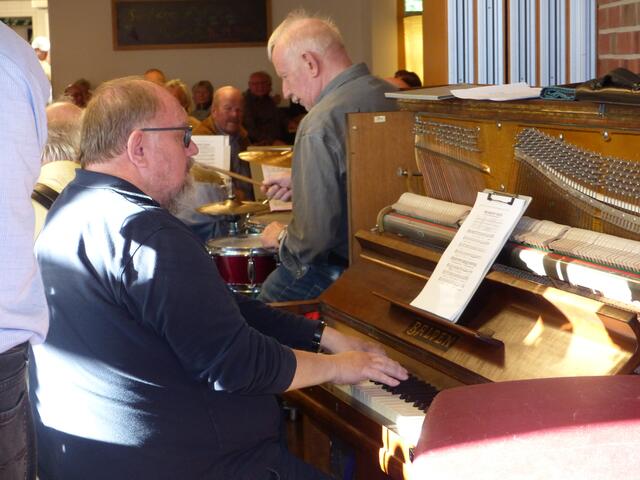 Otto Friedrich spielt Klavier und Rudi Trinkaus bedient das Schlagzeug.
