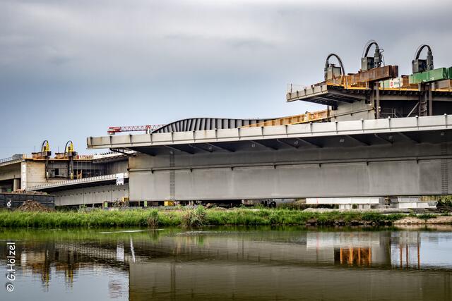 Der Ponton mit der Stahlbrücke wird gedreht