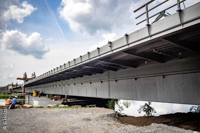 Brücke ruht schon auf dem Ponton