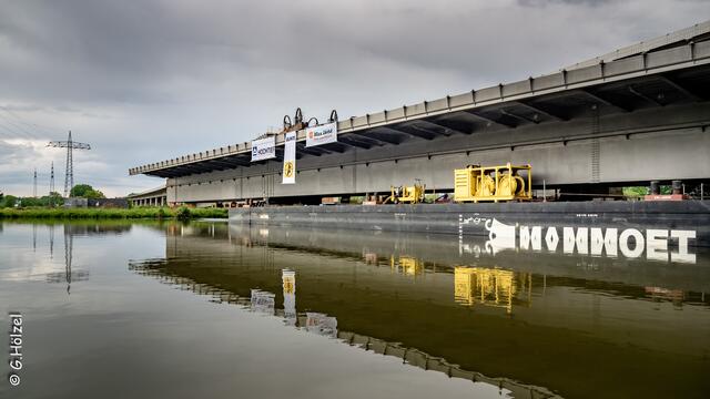 Der Ponton mit der Stahlbrücke wird gedreht
