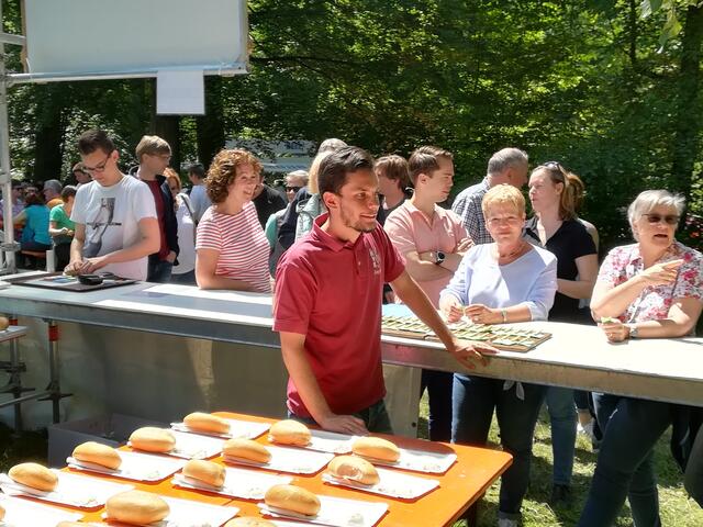 Bei der Essensausgabe