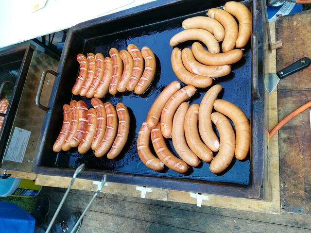 Leckere Waldwürste direkt vom Grill