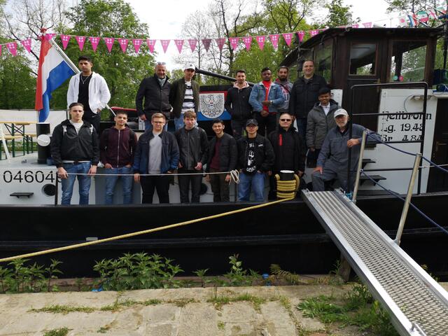Angehende KFZ-Mechatroniker der Wilhelm-Maybach-Schule haben für die Bundesgartenschau einen Teil des Alten Hafenschleppers saniert. Zum Dank waren sie jetzt für einen Tag auf der BUGA eingeladen.
