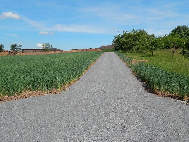 Die neue geschotterte Straße, als Feldweg in der RMZ angekündigt
