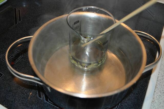 Öl mit Wachs erhitzen | Foto: Daniela Somers