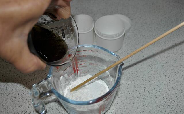 Öl mit Wachs in Natron und Speisestärke einrühren | Foto: Daniela Somers