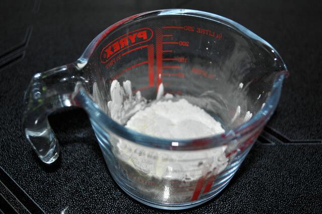 Natron und Speisestärke mischen | Foto: Daniela Somers