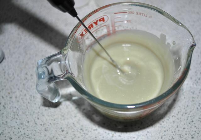 Rühren bis alles homogen ist. Ätherisches Öl zugeben. | Foto: Daniela Somers