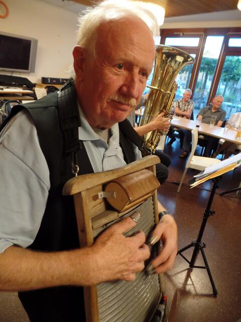 Routiniert bedient Rudi Trinkaus das zum  Rhythmusinstrument umfunktionierte Waschbrett. Die Fingerkuppen sind dabei mit mit metallischen Fingerhüten bestückt.