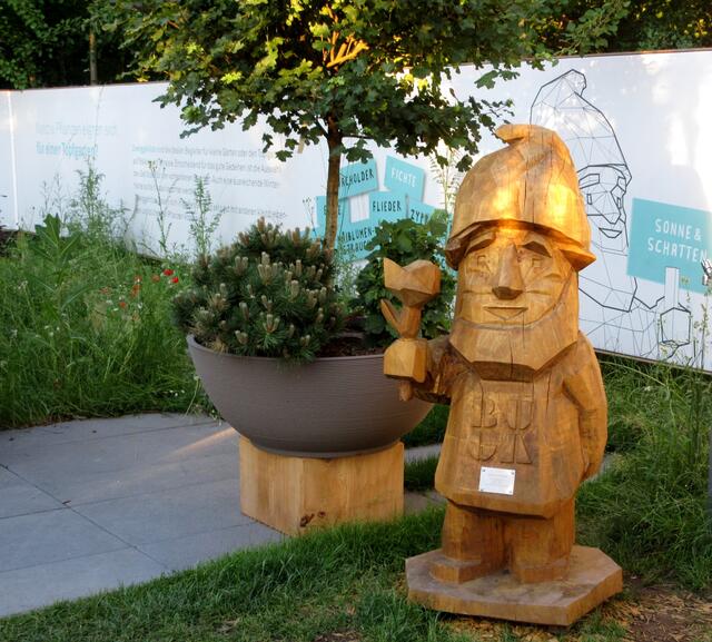 Ein Karl aus Holz, so gefällt er sogar mir, obwohl ich sagen muss, man gewöhnt sich wirklich an alles... inzwischen finde ich sogar das Rosa erträglich.