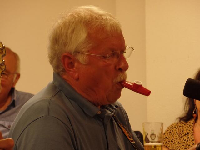 Humorvoll und überraschend blasen die Banjo Rutscher auch mit dem Kazoo, einer „Kindertröte (Dr. Norbert Schmidt am Kazoo).
