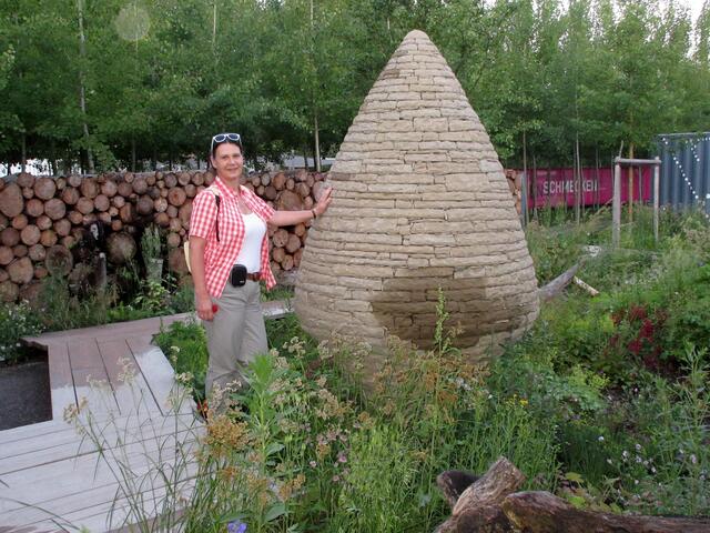 Schon etwas schwach. Da hat der Land-Art Künstler Klaus Waldbüßer ein Monument für die BUGA-Besucher erschaffen, die seine Kunstwerke im Wald nicht besuchen können... und den Veranstaltern ist das nicht mal wert, dass irgenwo erwähnt wird, wer das gebaut hat. Ist schon komisch. Bei den Pflanzentrögen steht überall dabei wo sie her sind...