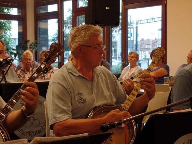 Gerhard Novotny soliert mit dem Tenorbanjo und alles hört gespannt zu.