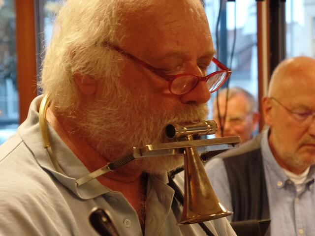 Mit einem besonderen Modell eines Kazoos zeigt Hans Jürgen Hepting wie im Mississippi-Gebiet der Blues interpretiert wird (r. daneben Abu Schäfer).