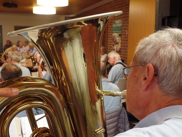 Im Hintergrund, aber nicht zu überhören, sorgt Dr. Thomas Budde mit einer F-Tuba für das rhythmisch solide Bassfundament.