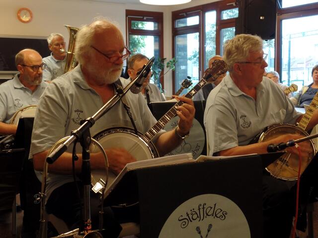Hans Jürgen Hepting und Werner Novotny (v.l.n.r.) tremolieren in typischer Banjo-Manier.