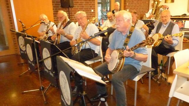 Synchroner Rhythmus und ausgefeilte Arrangements verlangen beim Spiel hohe Konzentration (v.l.n.r. vorne Bernd Rauch, Hans-Joachim Hepting, Werner Novotny, Dr. Norbert Schmit, hinten Ernst Knorpp, Rudi Trinkaus, 
Gerhard Oberschmidt, Abu Schäfer).