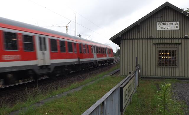 Innen werkeln die Eisenbahnfreunde, außen rauschen die DB-Züge der Strecke Heilbronn – Stuttgart vorbei. (Foto: gam)